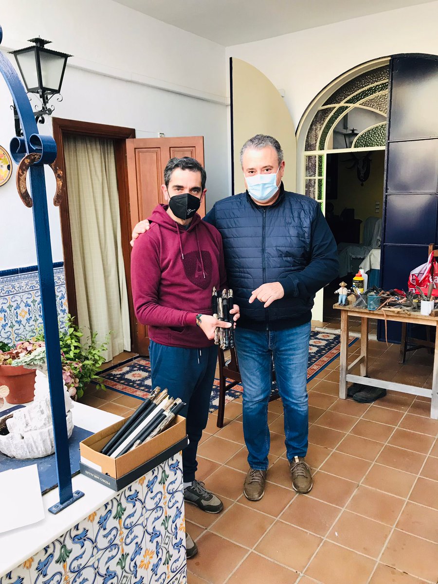 Antonio Díaz Torres (Antonio del Aljolí), el gran artesano de flautas, como siempre ayudándome con su profesionalidad y su calidad humana; en esta ocasión poniendo a mi disposición una flauta especial que facilita distintas afinaciones. (Gracias, Antonio)

#FANDASÍA