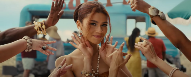 Зендая продает ракушки в ролике Squarespace для Суперкубка mmr.ua/show/zendaya-s…