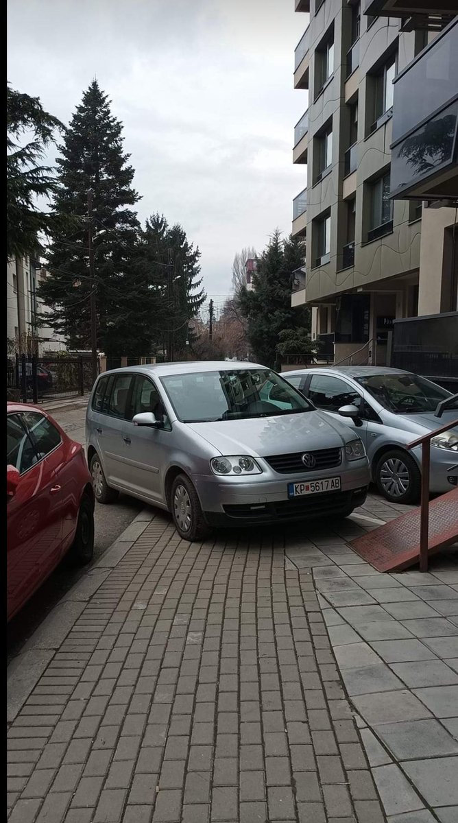 Узурпација на тротоарите на ул. Козара у Капиштец