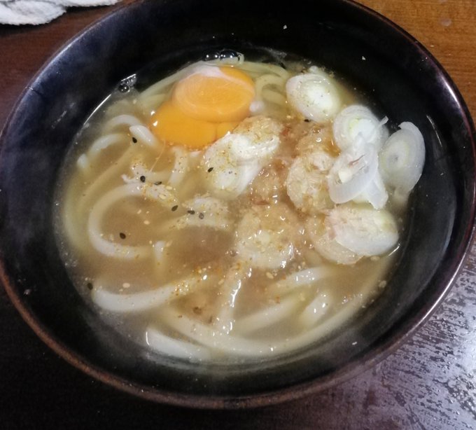 夜食はおでんの残り汁でうどんを煮込む。卵とネギと鰹節おとして。見てくれはいまいちだけど旨かったよ、温まったし。 