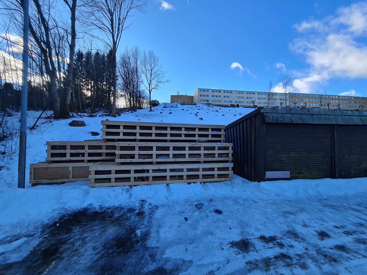 kadowaki_kozo's tweet image. 高見澤邸（だった雑多なものたち）がノルウェイはオスロ郊外のスレッテロッカに到着したとの報。改めて考えるとすごいこと。暖かくなったら団地の住民のみなさんの手を借りて、高見澤邸（だったものたち）はコミュニティの溜まり場へと生まれ変わります。 #vba2021jp