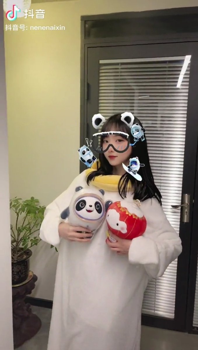 Yuri_19_'s tweet image. โอ๊ยยยย555 

- จบกันคราวนี้จะเข้าใจผิดอีกว่าได้รับรางวัลจากการเข้าร่วมสเก็ตลีลา

#เนเน่กับมาสคอตโอลิมปิก #เนเน่
Nene x Winter Olympics Mascot