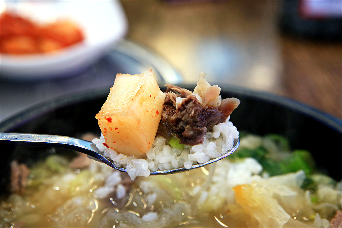 gumksl's tweet photo. #문경약돌한우탕

문경새재들어가는 입구에 위치한  문경도자기박물관 바로 옆에 문경약돌한우타운에서 문경약돌한우탕으로 식사를 든든하게 했네요.

추운 날씨에 뚝배기에 담긴 뜨끈뜨끈한 한우탕을 먹고 나니 이마에 땀이 흐르네요.

#문경맛집
#문경약돌한우타운
#문경여행
#문경시
#문경겨울여행 https://t.co/HE5SlXkrTV