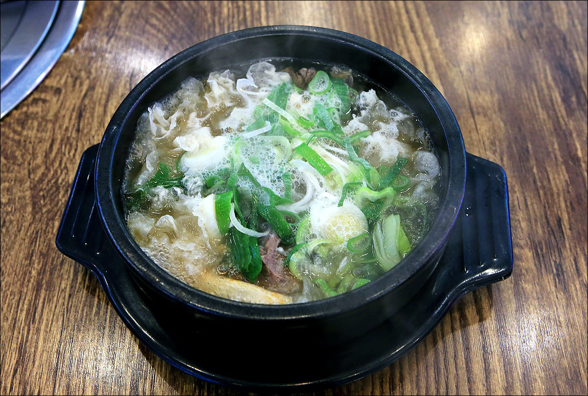 gumksl's tweet photo. #문경약돌한우탕

문경새재들어가는 입구에 위치한  문경도자기박물관 바로 옆에 문경약돌한우타운에서 문경약돌한우탕으로 식사를 든든하게 했네요.

추운 날씨에 뚝배기에 담긴 뜨끈뜨끈한 한우탕을 먹고 나니 이마에 땀이 흐르네요.

#문경맛집
#문경약돌한우타운
#문경여행
#문경시
#문경겨울여행 https://t.co/HE5SlXkrTV