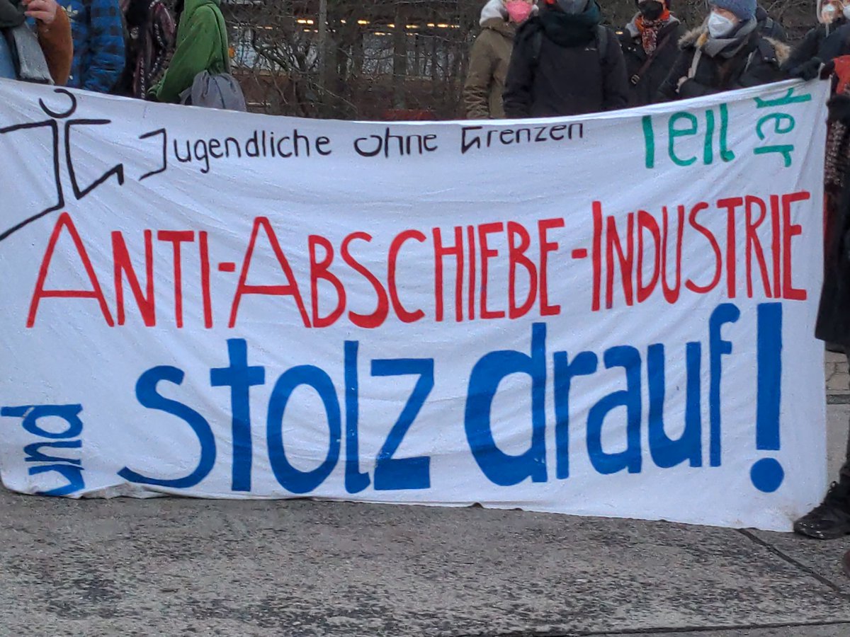 perspektive_sv's tweet photo. Wir sind schon mit 400 Menschen am #BER und in Kürze startet die Demo gegen den Abschiebeknast!
#StopDeportationCenterBER
#KeinAbschiebezentrumBER
#abschiebefrei https://t.co/nVGhmT7xzM