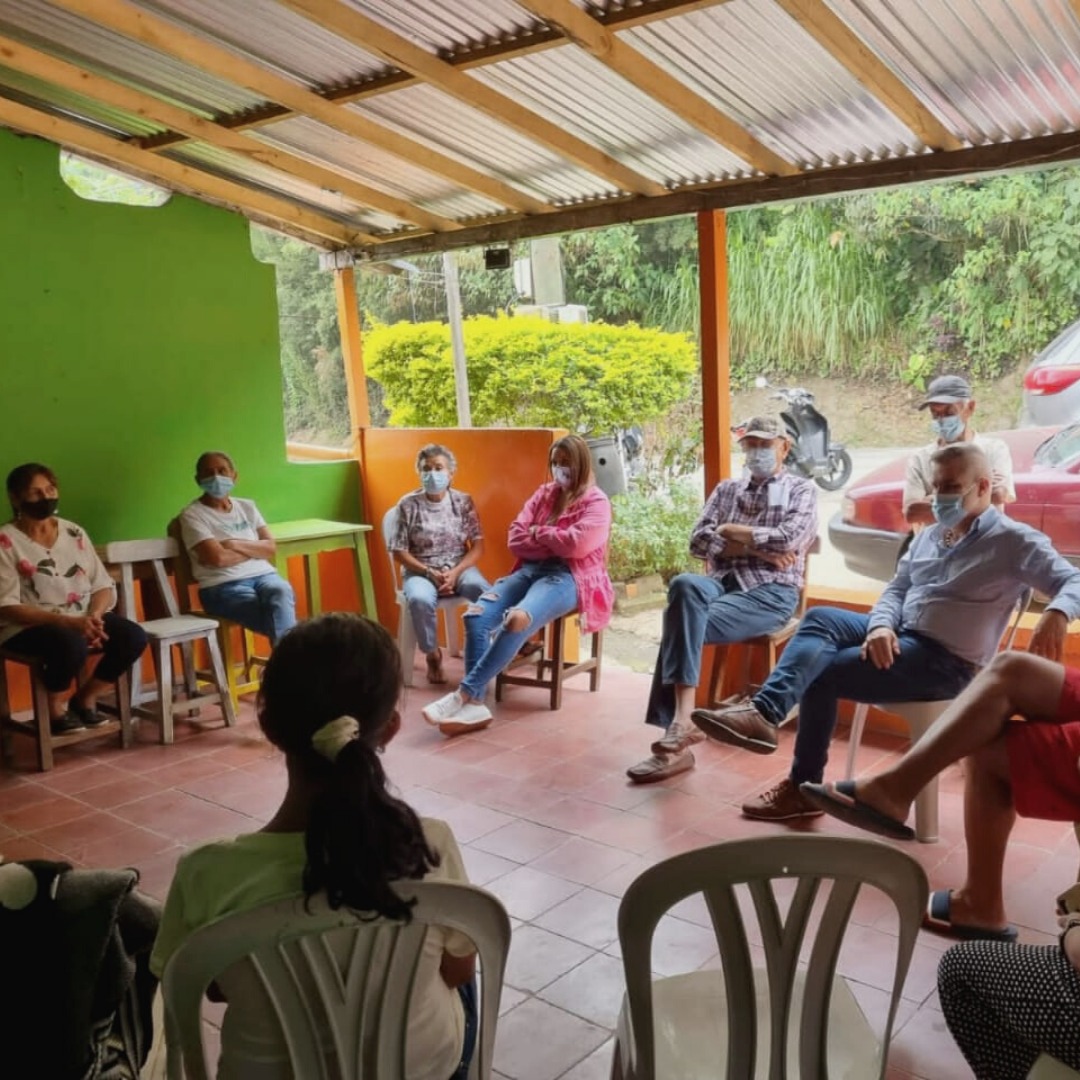 Hoy estuvimos socializando los proyectos de desarrollo para la vereda El Porvenir.
Tener estos espacios donde se escucha a la comunidad y donde damos a conocer nuestra gestión, nos permite generar estrategias para seguir avanzando. 💪
¡Muchas gracias a todos los que asistieron!