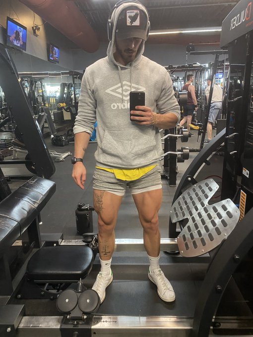 leg day 🦵🏼🦵🏼 come say what up answering any workout q&rsquo;s on my OF https://t.co/o6GBN0cWZC https://t.c