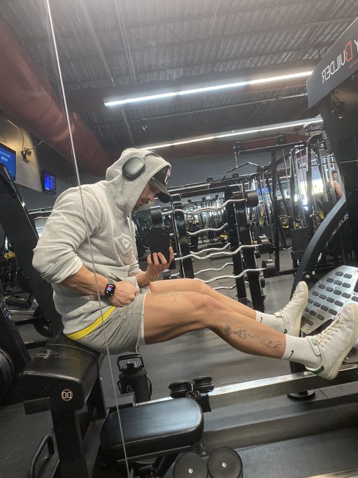 leg day 🦵🏼🦵🏼 come say what up answering any workout q&rsquo;s on my OF https://t.co/o6GBN0cWZC https://t.c