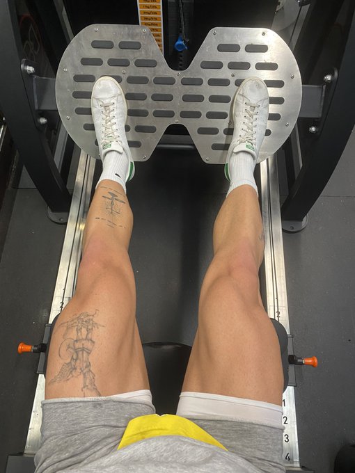 leg day 🦵🏼🦵🏼 come say what up answering any workout q&rsquo;s on my OF https://t.co/o6GBN0cWZC https://t.c