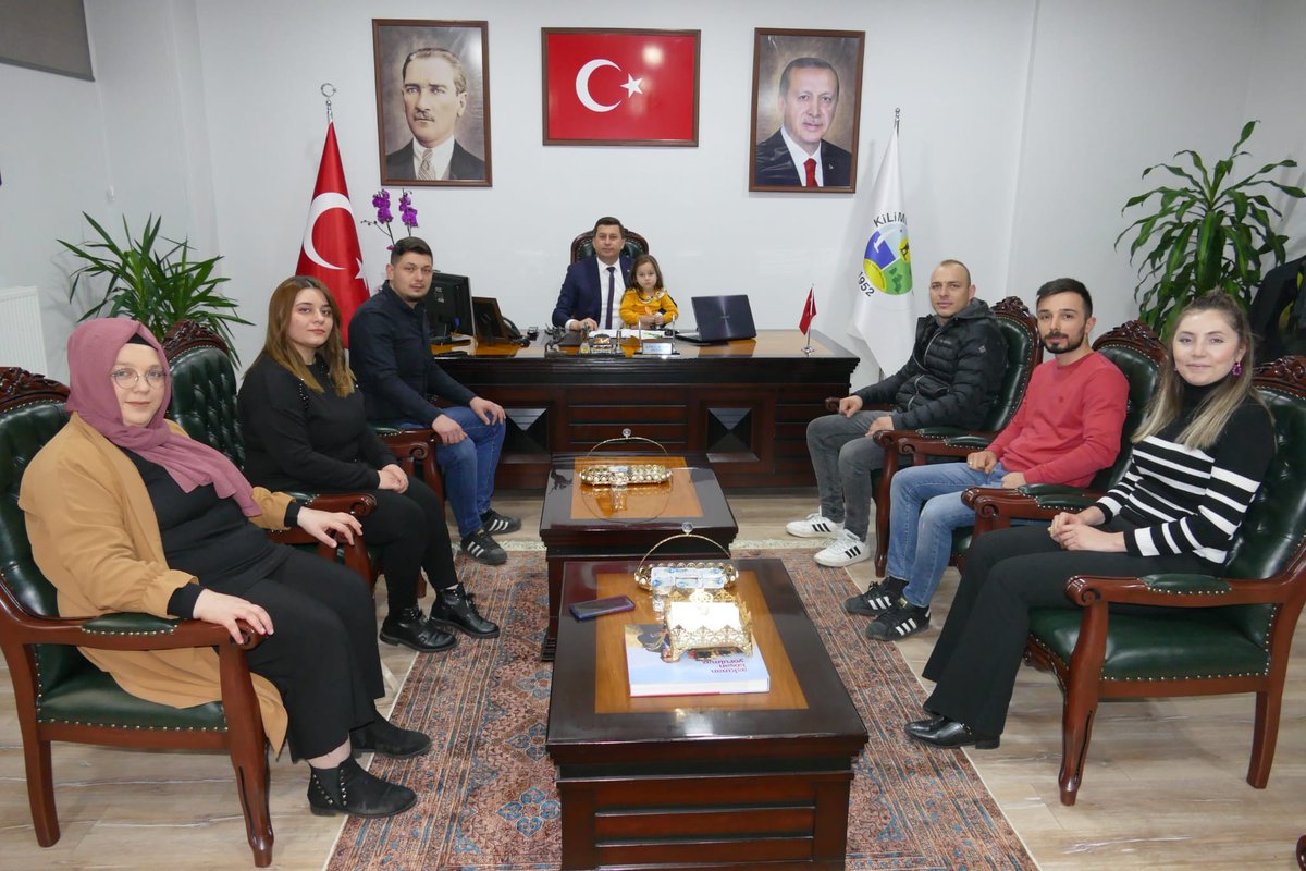 Akgenckilimli's tweet photo. Kilimli Gençlik Kolları Başkanımız Sn Uğur Recep KETHÜDA ve yönetimi olarak Kilimli Belediye Başkanımız Sn Kamil ALTUN'un Doğum günü  münasebetiyle ziyarette bulundular. Başkanımıza yeni yaşının sağlık, huzur, mutluluk getirmesi ve  çalışmalarında kolaylıklar dileriz. https://t.co/MR0SzGkmyW