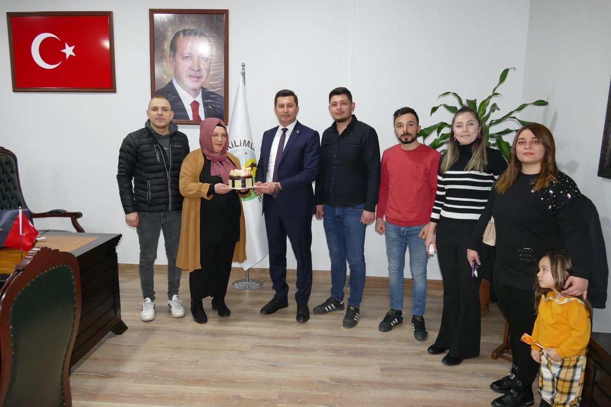 Kilimli Gençlik Kolları Başkanımız Sn Uğur Recep KETHÜDA ve yönetimi olarak Kilimli Belediye Başkanımız Sn Kamil ALTUN'un Doğum günü  münasebetiyle ziyarette bulundular. Başkanımıza yeni yaşının sağlık, huzur, mutluluk getirmesi ve  çalışmalarında kolaylıklar dileriz.