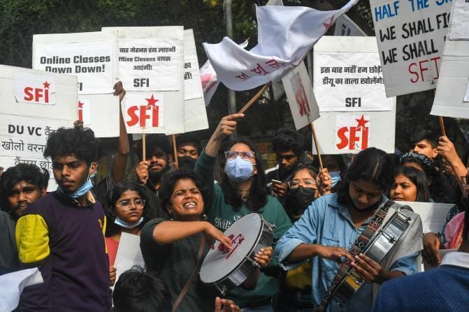 SfiDelhi's tweet photo. पढ़ाई की ज़िद्द, और लड़ाई का साहस । 
#SFI
#ReopenDU #DUKholo #SadakParKaksha https://t.co/7IUSUyc1gm