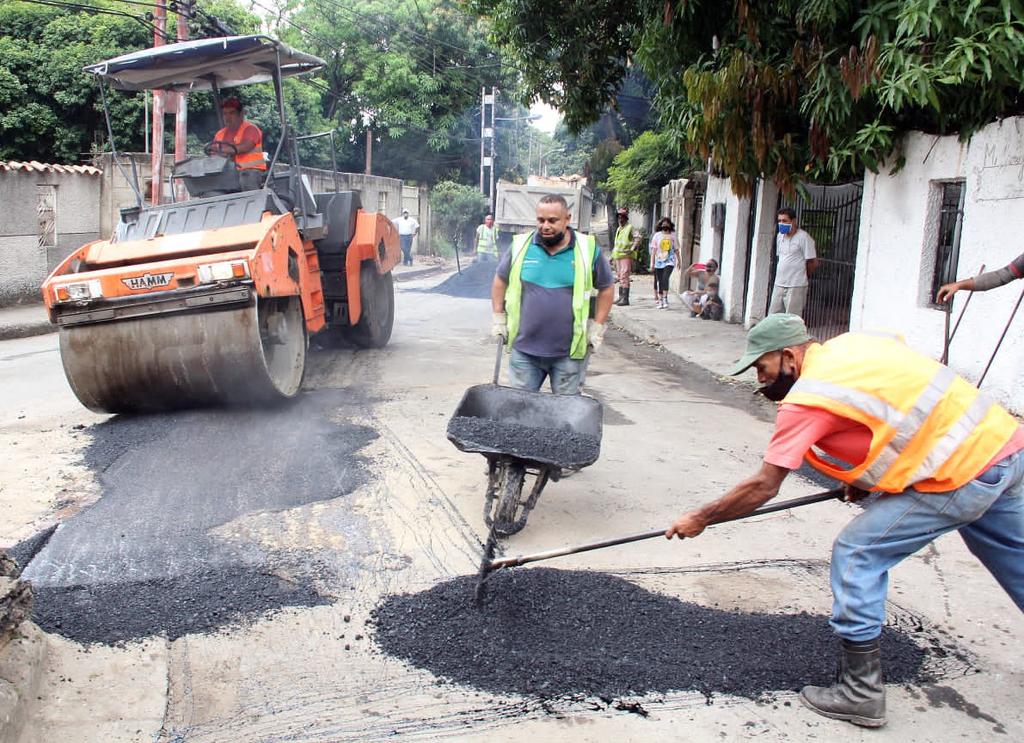 Estamos en Camoruco parroquia Las Delicias una atención integral de acciones con el camión Vactor con destape de Cachimbos principales y labores puntuales de bacheo,ya comenzamos a meterle el pecho a este sector vulnerable vamos a ir mejorando la calidad de vida de los habitantes