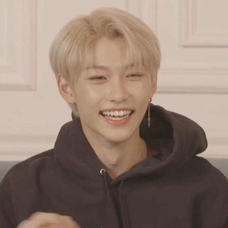 Феликс улыбается Stray Kids. Феликс Stray Kids гиф. Феликс из Stray Kids горячий смеётся. Феликс ли Stray Kids улыбается