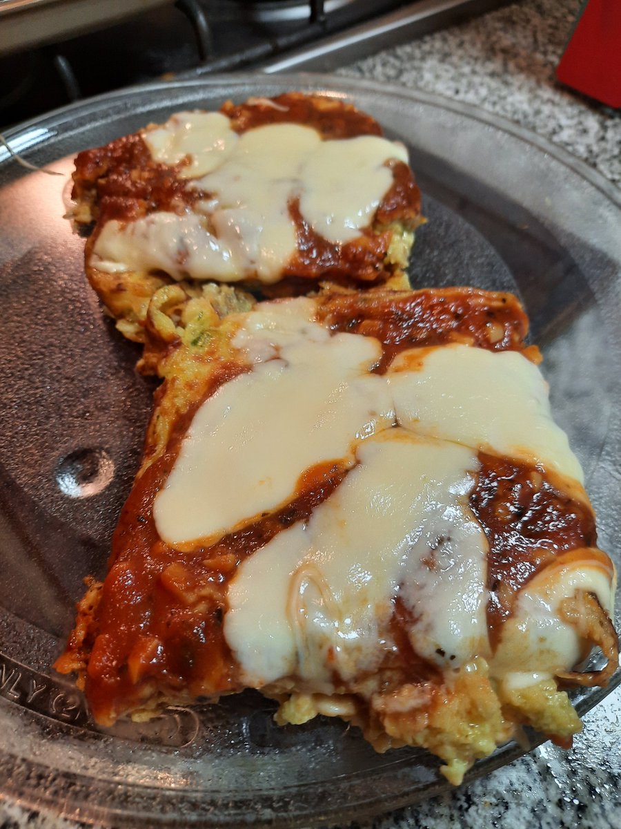 Lu_Liberman's tweet photo. Hoy es el #diamundialdelapizza te vengo a traer esta pizza de zucchini 😎. Todo hecho en la Flip de @EssenOficial 😎. Te mando la receta por DM #pizzafit #Miercoles https://t.co/rLalkjFHE9