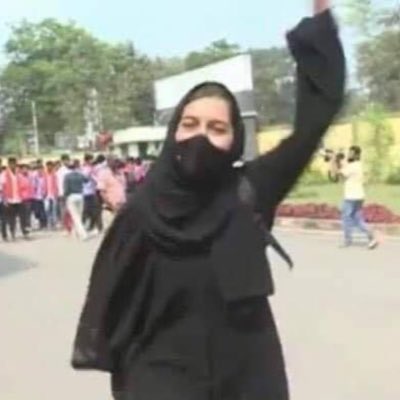 fatimafatifatii's tweet photo. حجاب سے شر ہیں دور سارے 
جگے ہیں اب تو شعور سارے
ہمارے عزم و یقین کے آگے
تو خاک ہیں یہ غرور سارے
نظام دیں کا قیام کرنا
حجاب کا اہتمام کرنا
حیاء زمانے میں عام کرنا 
حجاب کا اہتمام کرنا

#انسانیت_اور_اسلام https://t.co/GUNrmuhhXt