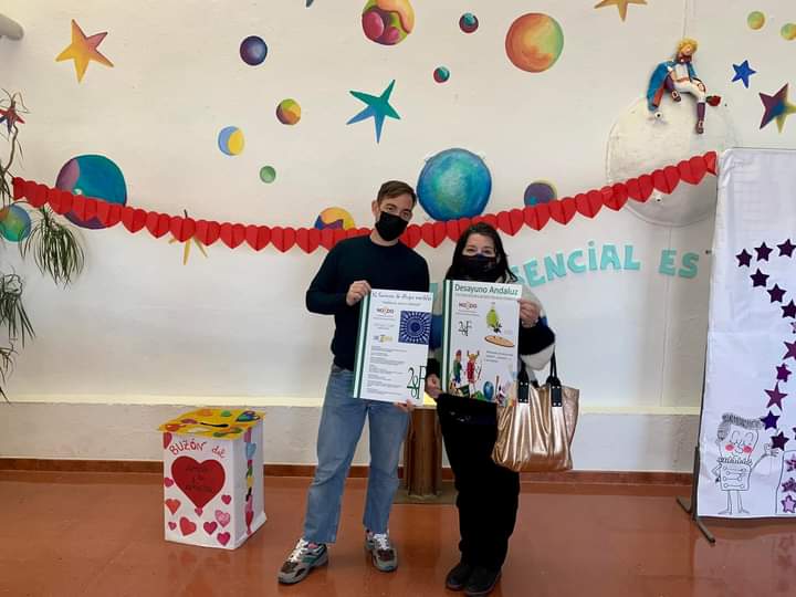 Hoy hemos dado difusión de las actividades que  realizará el Distrito con motivo del 28F por los centros educativos. Mostramos gran entusiasmo con la iniciativa.
#ActividadesFebrero
#28F
#estealcosatorreblanca
<a href="/rosalopezmora/">Rosa López Mora</a>