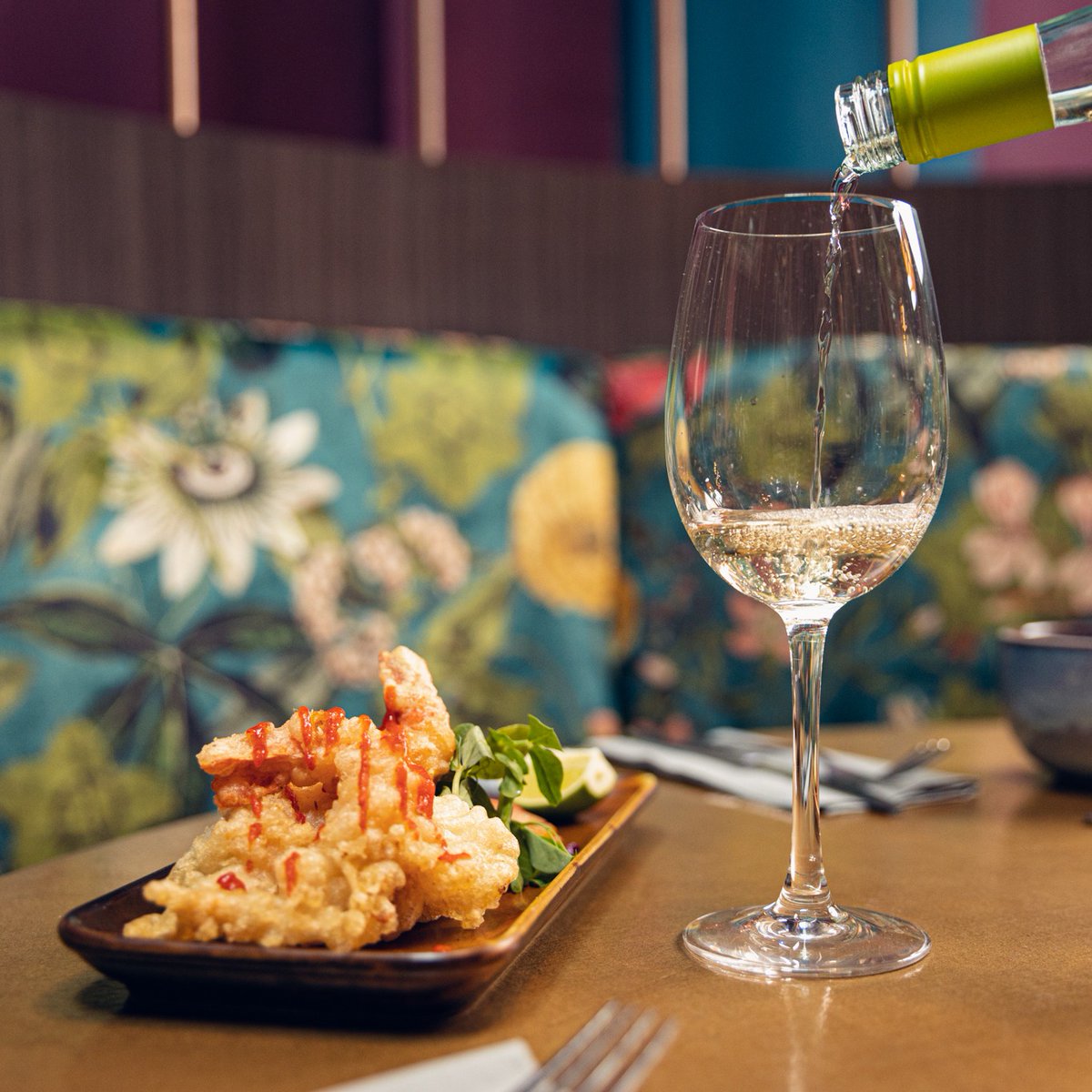 Get wined and dined at The Purple Peacock. 🍴
Indulge in our Asian fusion small plates whilst sipping on our finest wines. 🍷
Book now for the weekend:  bit.ly/purplepeacockd…