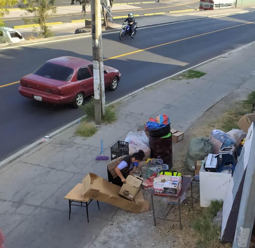 danielcollin01's tweet photo. #Gracias | #BuenasNoticias, me informan que ciudadanos de buen corazón ❤ se apersonaron con doña #Norma, en horas de la mañana y le han brindado un espacio para vivir. Gracias por compartir 😃#ElPoderDeLasRedes 🤜🤛 https://t.co/e0FMyO9Rql