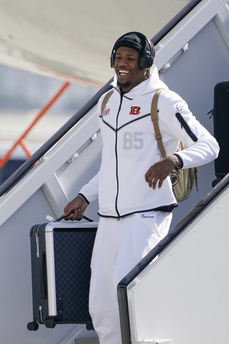 ClemsonFB's tweet photo. #SuperBowl mood 

(via AP) https://t.co/rBJfZQV0hO