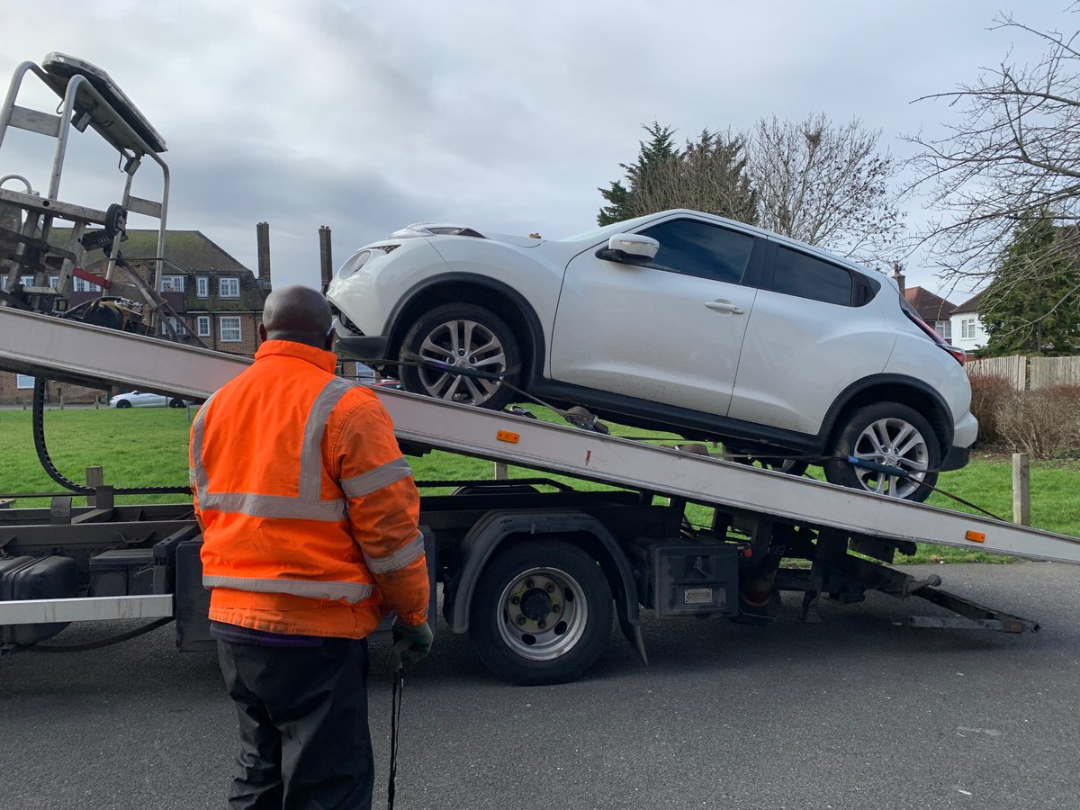 MPSPerryVale's tweet photo. Stolen 3 Feb Range Rover. Nissan stolen in October both from Croydon recovered in SE6 today, both intact. Meet #PCBen DWO for #CroftonParkSNT. Both owners delighted😊 https://t.co/BzSMX4GpTc