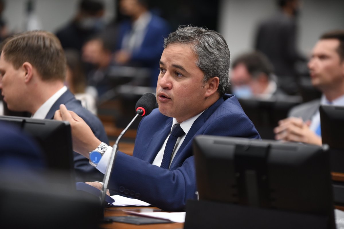 Piso da Enfermagem: “Eu quero e vamos trabalhar para isso, é uma questão de justiça com uma categoria que teve protagonismo no enfrentamento à pandemia e mostrou o seu valor ao arriscar a vida para salvar as nossas”, disse <a href="/efraimfilho/">Senador Efraim</a> ao <a href="/Cofen_oficial/">Cofen</a>.

bit.ly/3LkWkol