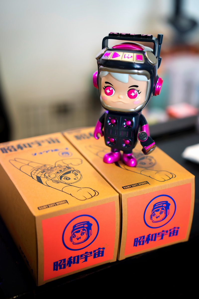_myplasticheart's tweet photo. Pump up the volume with the new audio inclined Showaboy! By @otazwork Vol. 3 Melodious Grey comes suited up in speakers with tape deck and mic accessory. Shipping now at https://t.co/1C8SIhuMCg #showaboy #music #tapedeck #myplasticheart #designertoys
https://t.co/B6bvZiixOu https://t.co/ACGHHIItje