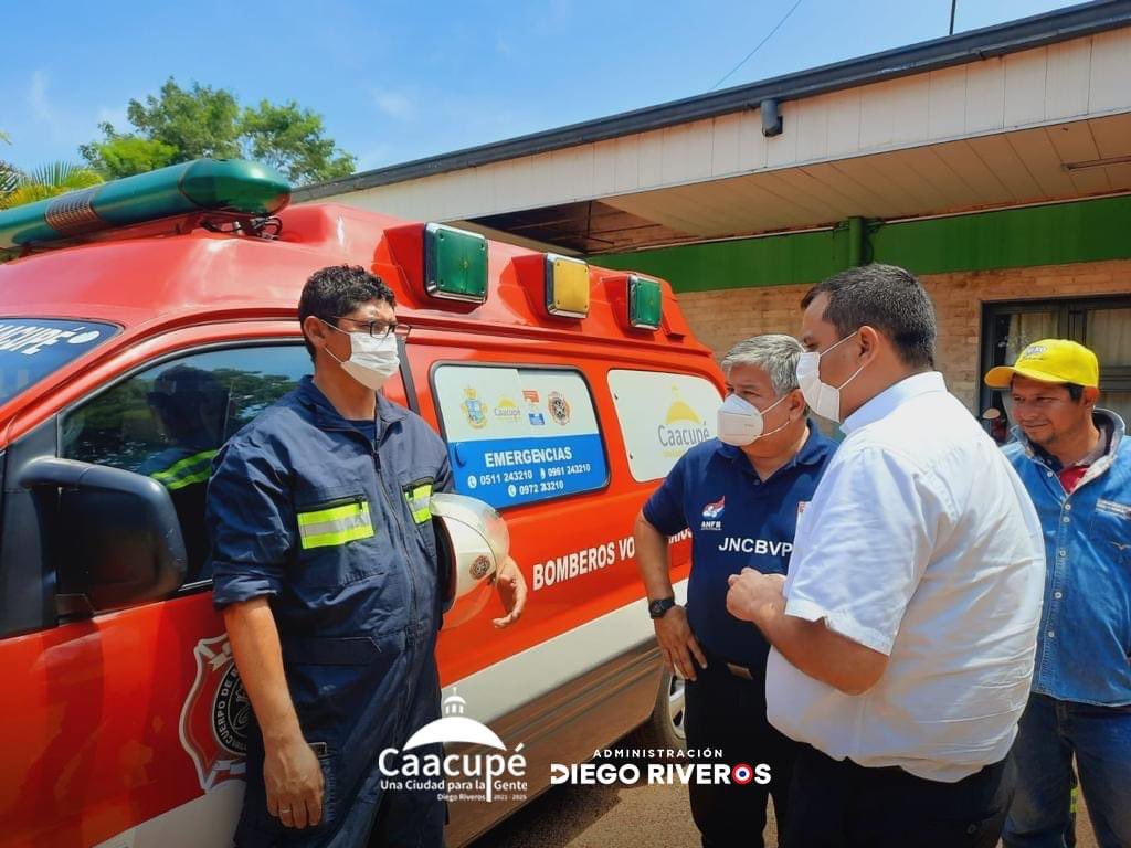 BomberosCaacupe's tweet photo. Agradecemos  a la Municipalidad de Caacupé por la reparación completa de nuestra ambulancia AR8. En la tarde de hoy se hizo la entrega oficial con la presencia del Intendente Municipal Lic. Diego Riveros y el Secretario general Lic. Víctor Zarate. https://t.co/uBj0KoslSG