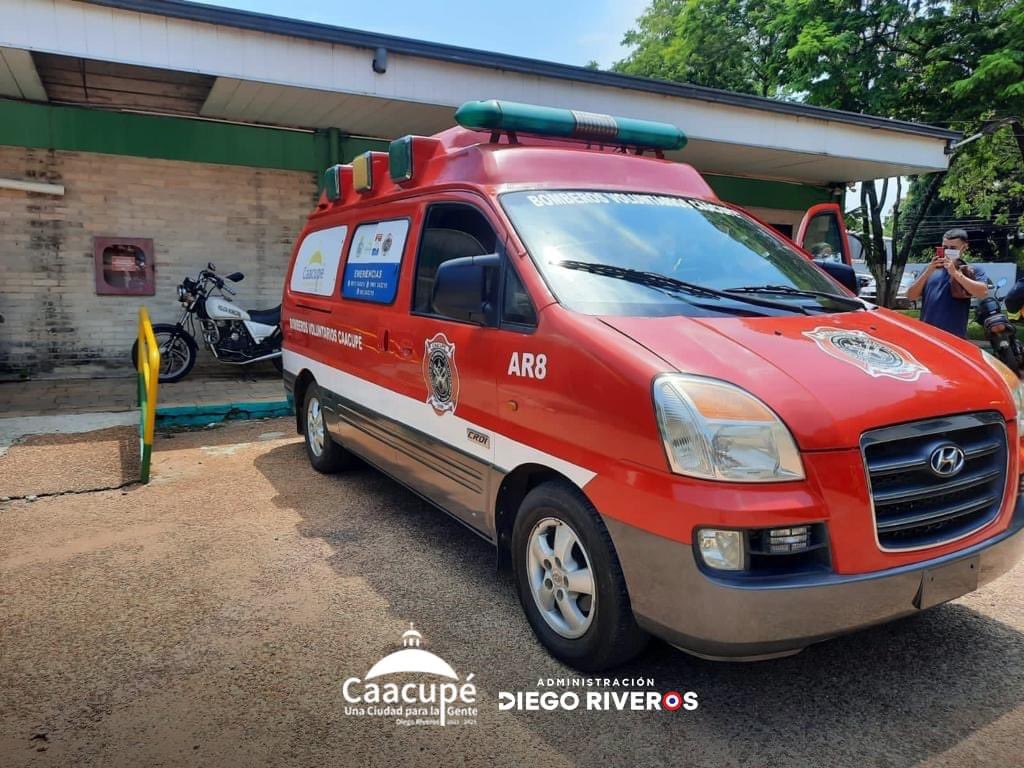 BomberosCaacupe's tweet photo. Agradecemos  a la Municipalidad de Caacupé por la reparación completa de nuestra ambulancia AR8. En la tarde de hoy se hizo la entrega oficial con la presencia del Intendente Municipal Lic. Diego Riveros y el Secretario general Lic. Víctor Zarate. https://t.co/uBj0KoslSG