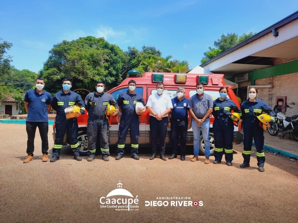 BomberosCaacupe's tweet photo. Agradecemos  a la Municipalidad de Caacupé por la reparación completa de nuestra ambulancia AR8. En la tarde de hoy se hizo la entrega oficial con la presencia del Intendente Municipal Lic. Diego Riveros y el Secretario general Lic. Víctor Zarate. https://t.co/uBj0KoslSG