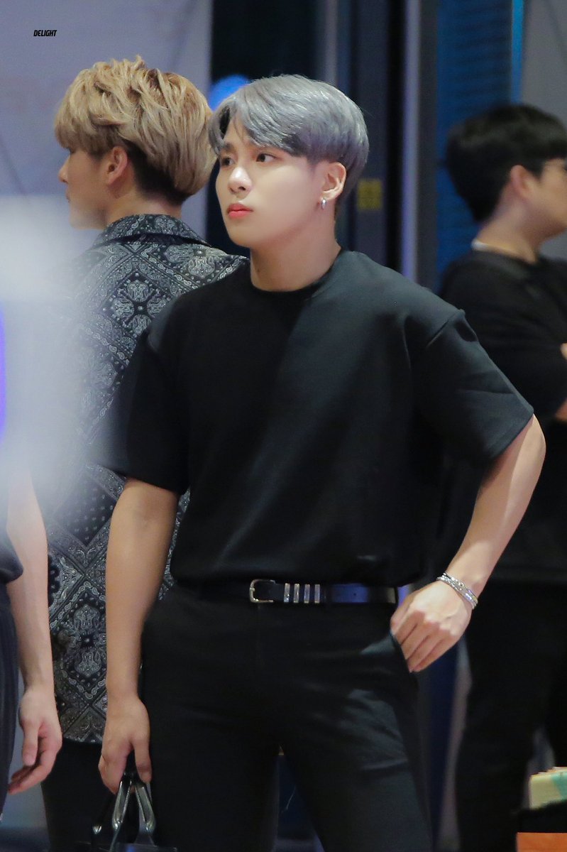 jonghotd's tweet photo. i know he’s just in a black t-shirt but omfg he’s so fine 😭

#ATEEZ #JONGHO #에이티즈 #종호 
#최종호 #ジョンホ @ATEEZofficial https://t.co/c58afKtWER