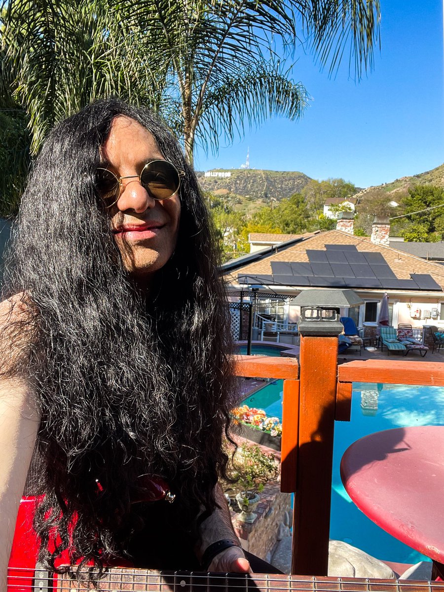 MikeCampese's tweet photo. It is amazing day to be outside. The weather is so hot and beautiful. #🎸 #☀️ #mikecampese #Hollywood #hot #guitar #hollywoodhills #guitarist #SundayLockdown https://t.co/QtY004993G