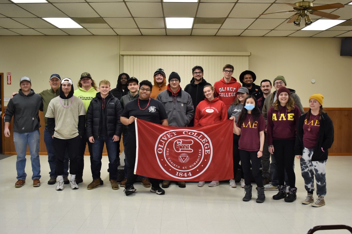 theuofolivet's tweet photo. Last weekend, a group of students traveled to Port Austin for a day of service learning. Volunteers participated in projects such as painting, cleaning a community playhouse and organizing donated books that will be sent to a school in Ghana. #OCNation #BeMoreDoGood #GoCOMETS https://t.co/lcPQHZR18a