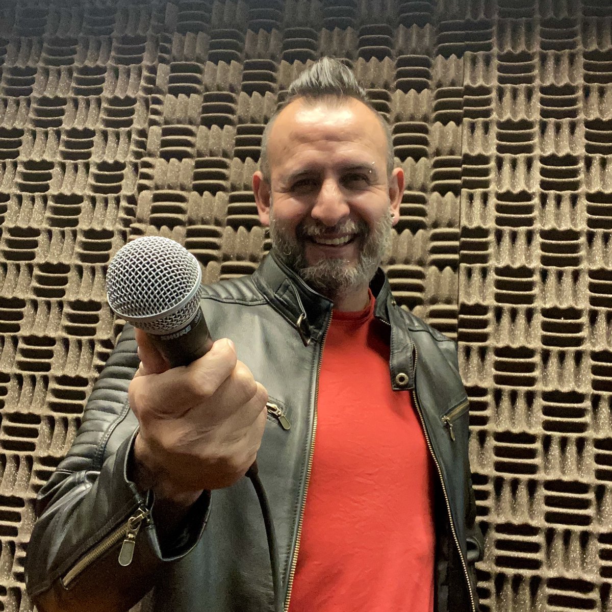Armenbailamucho's tweet photo. Hoy cumplo 10 años en la radio. 3,653 días de que inicié como locutor en #DoReBeat, programa radiofónico de música electrónica en 94.9 FM @TecSoundsRadio. Le di vida y sigo manteniendo vigente. Gracias productorxs, DJ, grupos, y grandes amistades. A ti radioescucha, te debo todo. https://t.co/wkK1J7tQVo