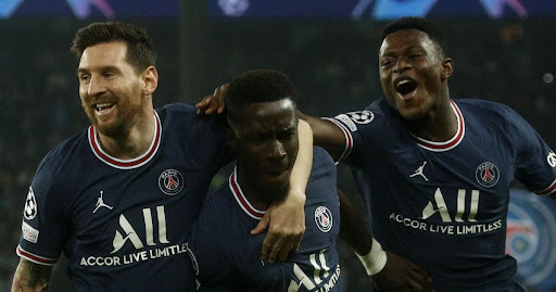 MirrorFootball's tweet photo. Lionel Messi led PSG stars' celebrations after drawing Real Madrid in Champions League

https://t.co/eewLASyX3r https://t.co/3cmPbJXzYW