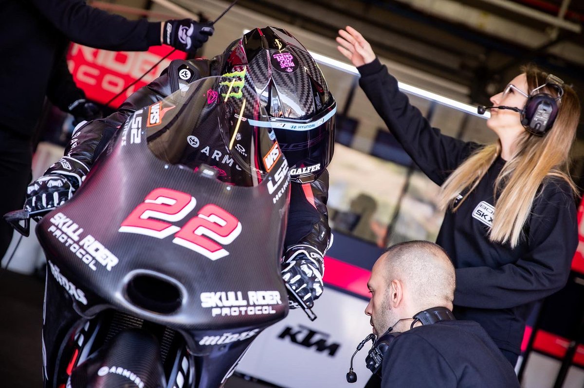 boemotorsports's tweet photo. Mucho trabajo en pista… ¡y también en el box! Terminamos dos intensos y productivos días de test. ¡Vamos a por todas! 🤜🏼🤛🏼
•
A lot of work on the track... and also in the box! We finish two intense and productive days of testing. Let's go for it! 🤜🏼🤛🏼

#BOESKX https://t.co/jNcouS42dJ
