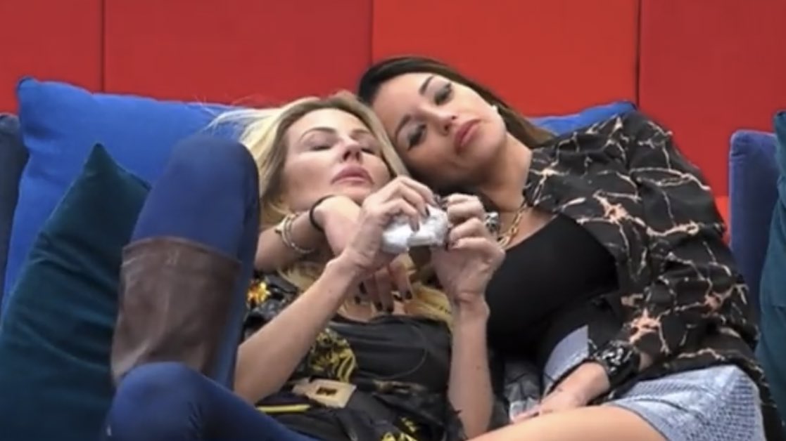 gfvipit's tweet photo. Mi sa che la vera ship è questa 😬
#mirinat #delnat #denat #jerù https://t.co/W76sNp00VZ