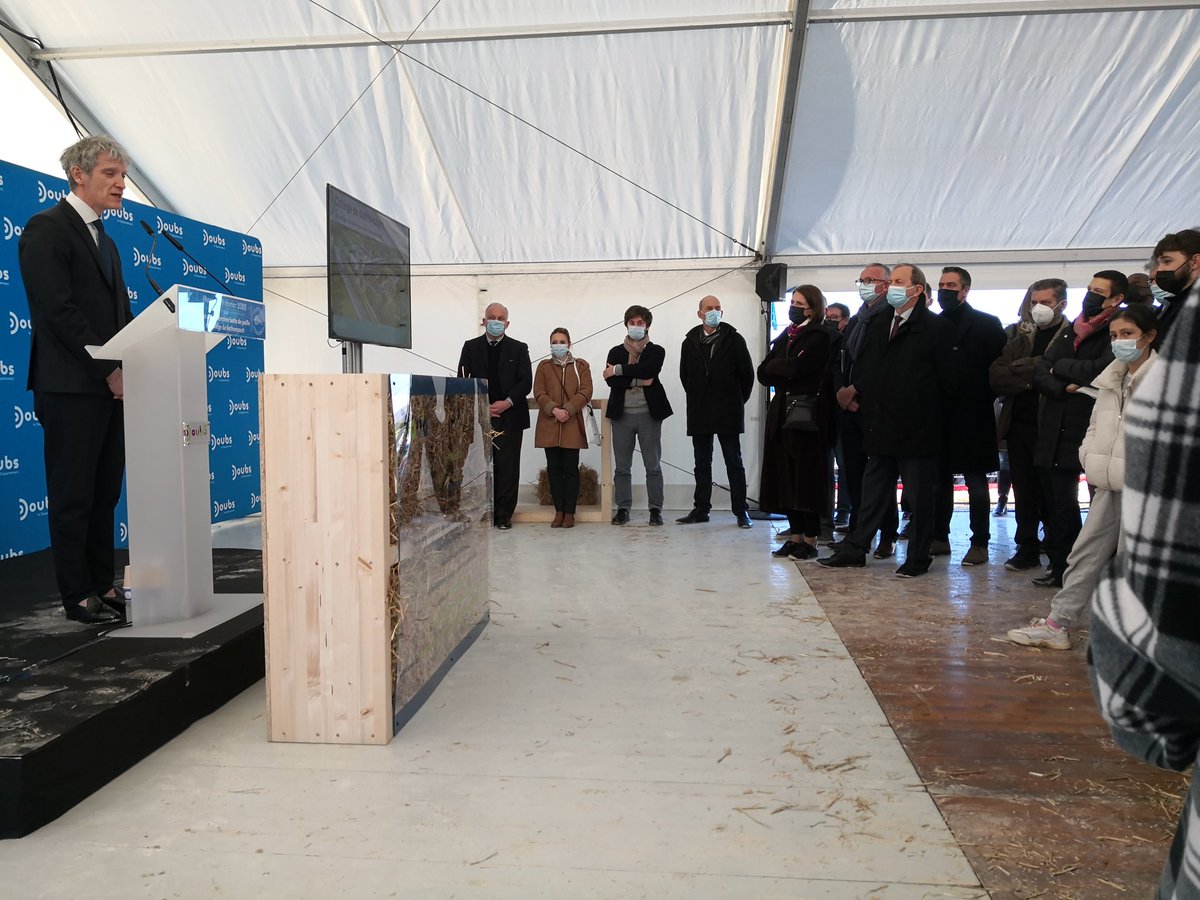 Pose de la première botte de paille du nouveau collège en présence de Mme la présidente du <a href="/Doubscd25/">Doubs</a>, de M. l'IA-DASEN <a href="/acbesancon/">Académie de Besançon</a> et des élèves écodélégués. 
Une architecture innovante à haute qualité environnementale pour le bien être de tous, élèves et personnels.