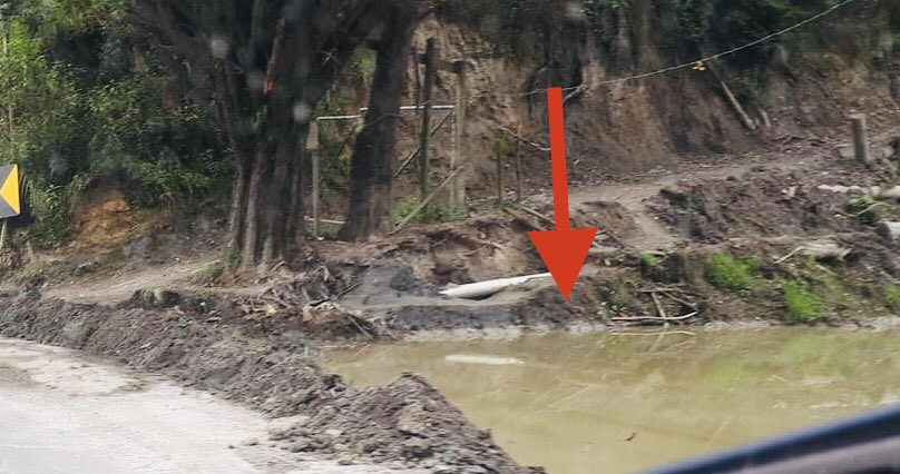 ¡Vía #Loja-Vilcabamba en peligro ⚠️ 

En el sector de Cajanuma- Capulí existen daños que llevan varios meses sin atención. Existe una laguna que cada vez más crece, lo que pone en riesgo la estabilidad del suelo.