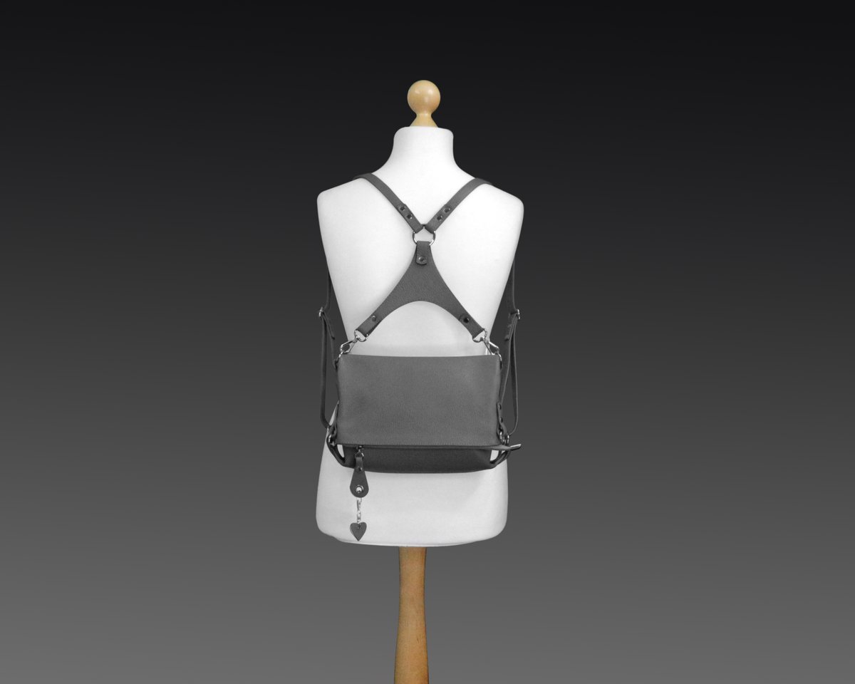 jamaika122's tweet image. etsy.com/listing/116242… This is a women's foldover leather backpack.
I will make this purse for you out of the excellent pebble leather in dark gray. If you want to change the color, just select it in the menu when buying.
#leatherBackpack #handmadeBackpack  #GrayLeatherPurse