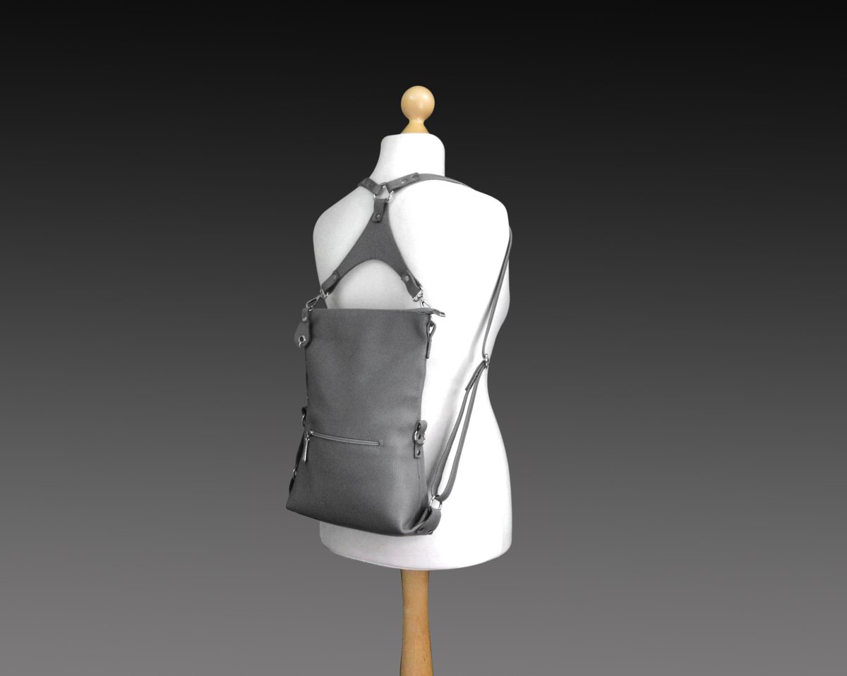 jamaika122's tweet image. etsy.com/listing/116242… This is a women's foldover leather backpack.
I will make this purse for you out of the excellent pebble leather in dark gray. If you want to change the color, just select it in the menu when buying.
#leatherBackpack #handmadeBackpack  #GrayLeatherPurse