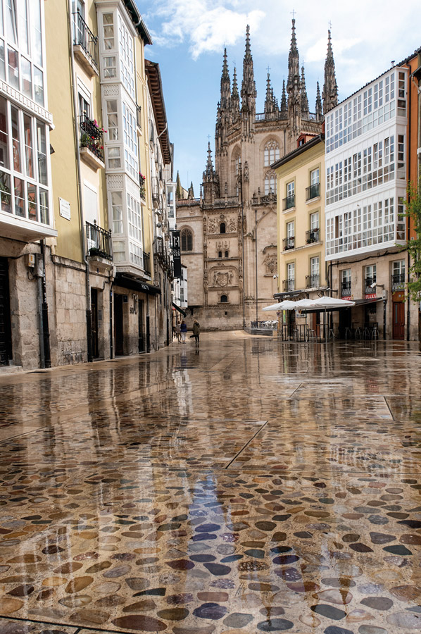 Businirmaslejos's tweet photo. LA CATEDRAL DESDE LAS LLANAS
Nada más entrar a la remodelada plaza, el viajero se ve sorprendido con el impactante retablo arquitectónico que cierra este irregular espacio urbano de origen medieval. Se trata de la #CapilladelCondestable, meta constructiva de la #CatedraldeBurgos https://t.co/aMdPb2j7nr