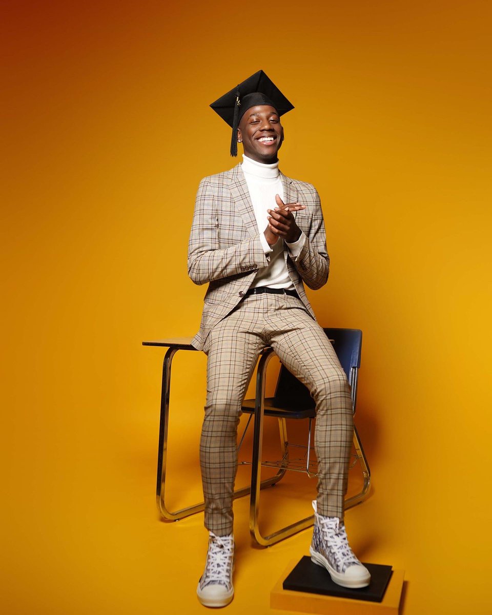 tman_lit's tweet photo. nah yeen gotta ask where im at, cause im always on these niggas necks π€£ #100daysuntilgraduation https://t.co/ci5eYOKLeZ