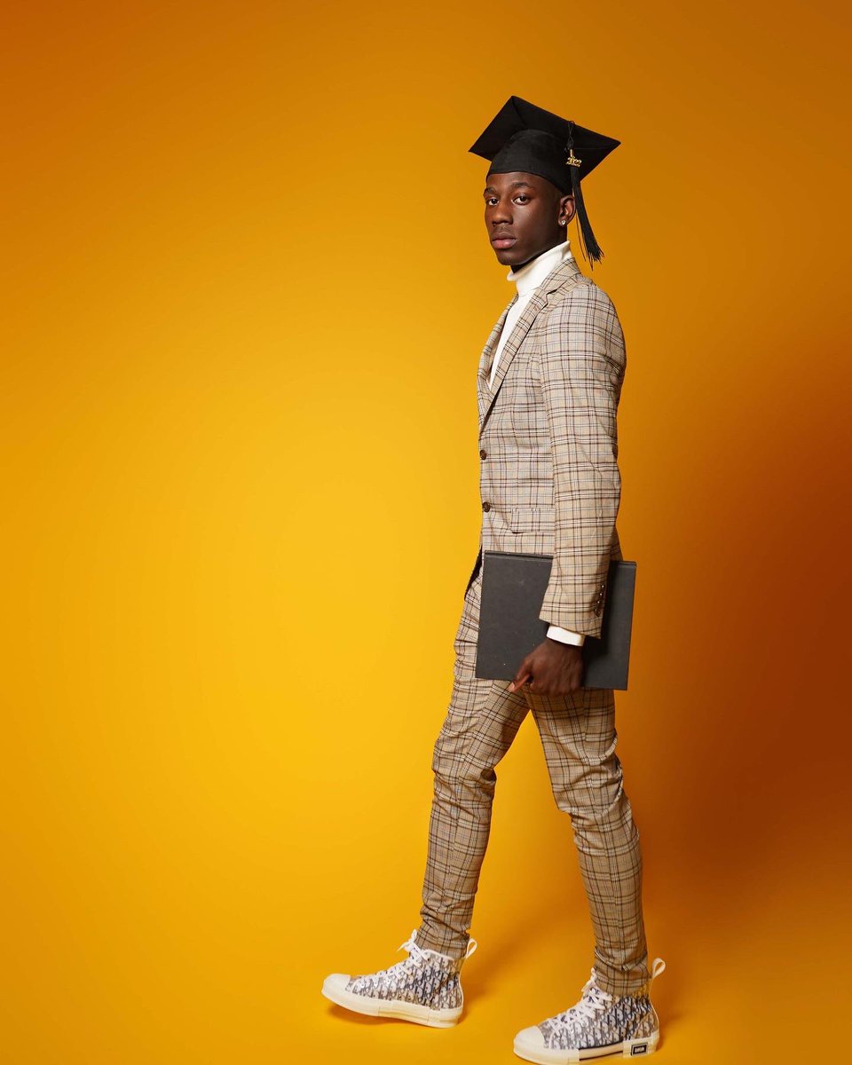 tman_lit's tweet photo. nah yeen gotta ask where im at, cause im always on these niggas necks π€£ #100daysuntilgraduation https://t.co/ci5eYOKLeZ