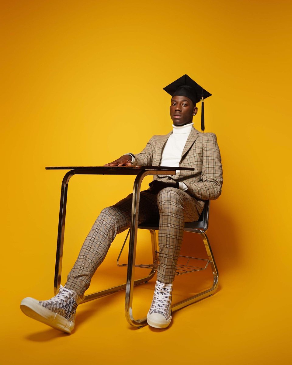tman_lit's tweet photo. nah yeen gotta ask where im at, cause im always on these niggas necks π€£ #100daysuntilgraduation https://t.co/ci5eYOKLeZ