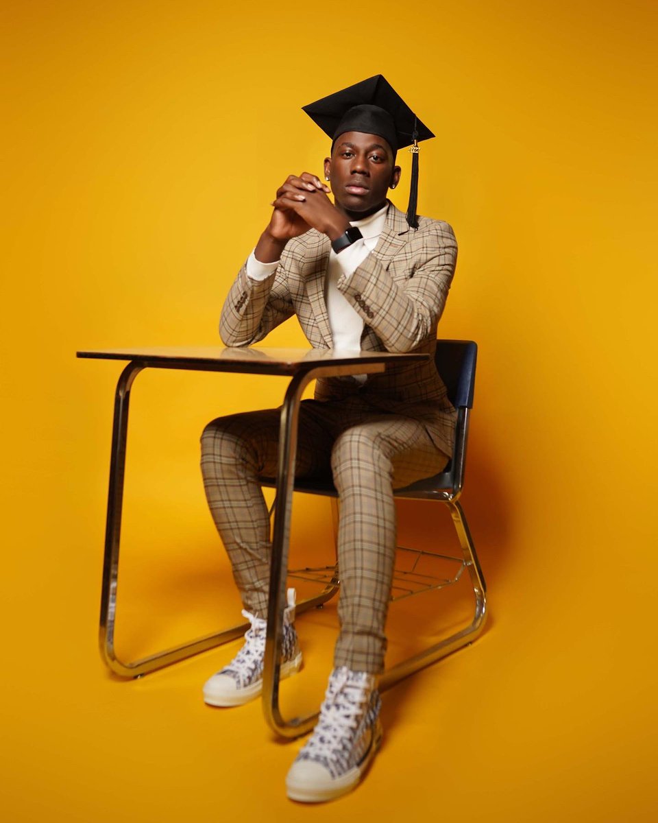 tman_lit's tweet photo. nah yeen gotta ask where im at, cause im always on these niggas necks π€£ #100daysuntilgraduation https://t.co/ci5eYOKLeZ