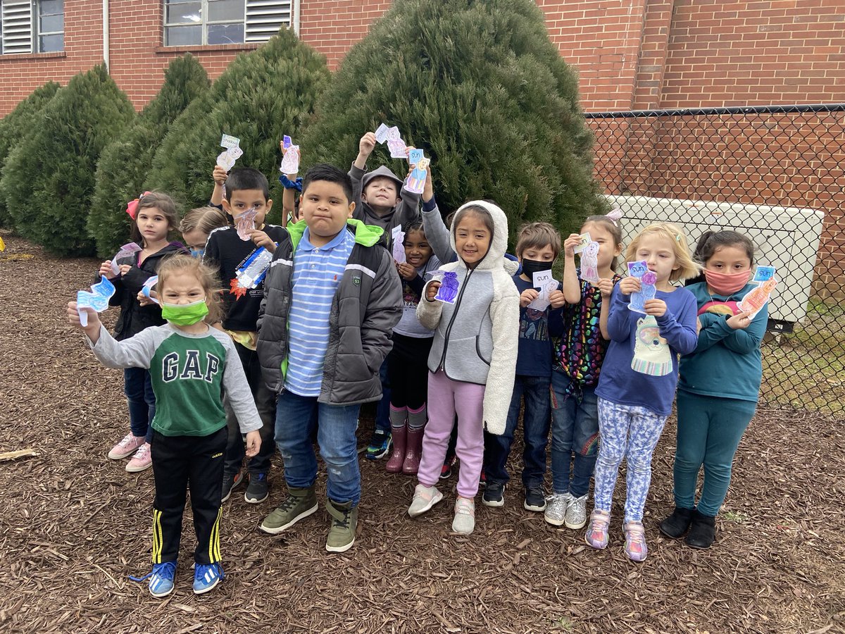 Making predictions and learning about Groundhogs day! Looks like Mrs. Broder’s class wants 6 more weeks of winter 🥶❄️☃️ #OakGrove #CCSDSTEAM <a href="/OGESeagles/">Oak Grove Elementary School</a>