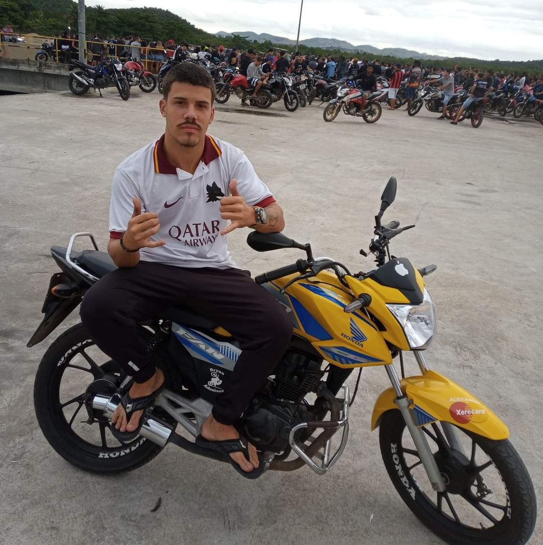 Pilloto_Da_NASA's tweet photo. Tbt 🏍🚀 https://t.co/XcNA3bAPMo