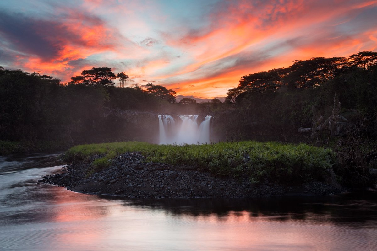 WadeMorales's tweet photo. Gm! A local waterfall near my house on Hawaii Island. Aloha! 

#NFTCommumity #nftphotography #hawaii https://t.co/DQMX1o9R8b