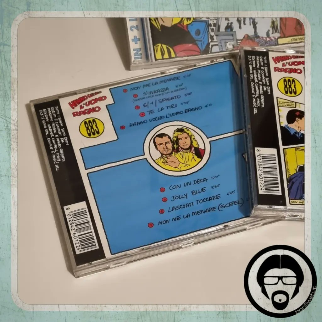 bonfiweb's tweet photo. E sono 30...il 10 febbraio 1992 usciva il primo album degli #883. Sapevate che ne uscirono 2 versioni? Una con retro a fumetti e una con il classico retro azzurro. Qual è la vostra canzone preferita di questo album?
#hannouccisoluomoragno #maxpezzali #anni90 #1992 #30anniversario https://t.co/S5gGsyITYr